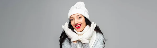 Opgewonden Vrouw Winter Outfit Geïsoleerd Grijs Banner — Stockfoto