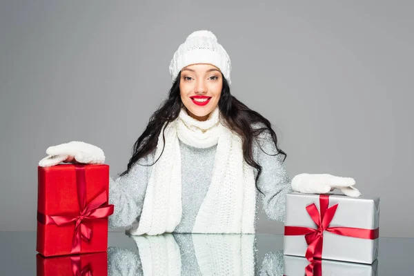 Mujer Feliz Traje Invierno Mirando Cámara Cerca Regalos Aislados Gris — Foto de Stock