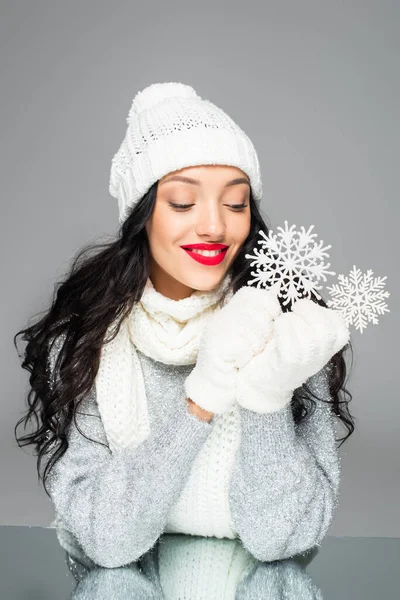 Gelukkig Vrouw Winter Outfit Houden Decoratieve Sneeuwvlokken Geïsoleerd Grijs — Stockfoto