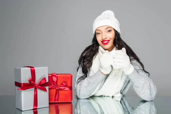 Fröhliche Und Brünette Frau Winter Outfit Mit Tasse Isoliert Auf — Stockfoto