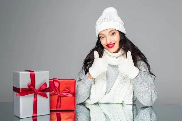 Alegre Morena Mujer Traje Invierno Mostrando Los Pulgares Hacia Arriba — Foto de Stock