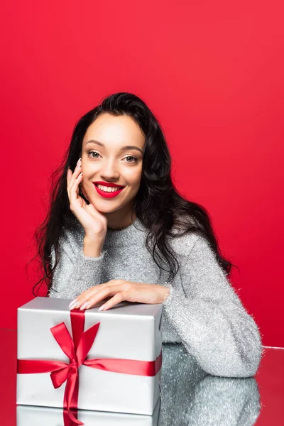 Joven Mujer Complacida Suéter Mirando Cámara Cerca Regalo Envuelto Aislado — Foto de Stock