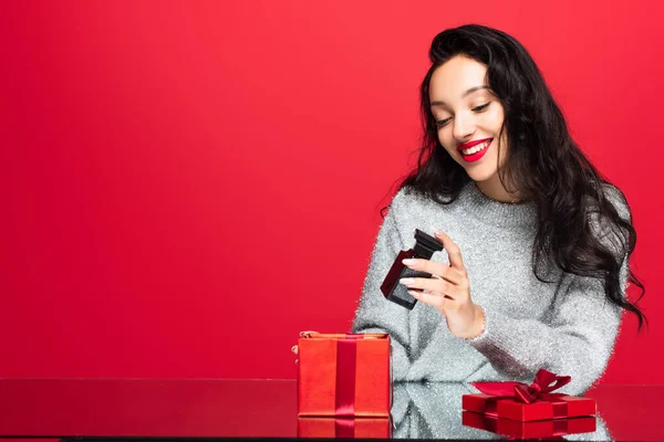 Mutlu Bir Kadın Parfüm Şişesini Kırmızı Kutunun Yanında Tutuyor — Stok fotoğraf