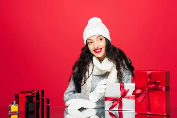 Mujer Alegre Sombrero Guantes Bufanda Caliente Cerca Regalos Navidad Cosméticos — Foto de Stock