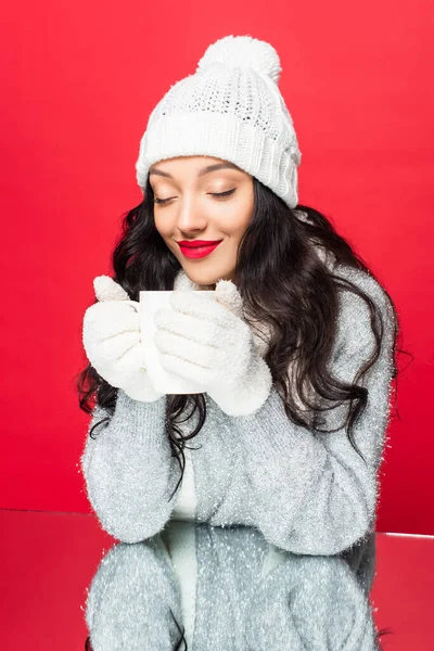 Tevreden Vrouw Met Gesloten Ogen Met Beker Met Drank Geïsoleerd — Stockfoto