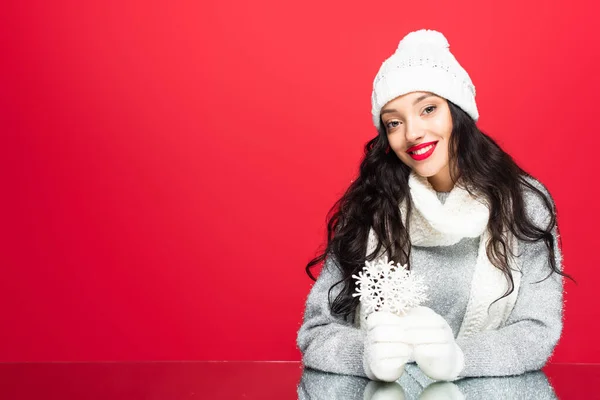 Mulher Alegre Roupa Inverno Segurando Flocos Neve Decorativos Isolados Vermelho — Fotografia de Stock