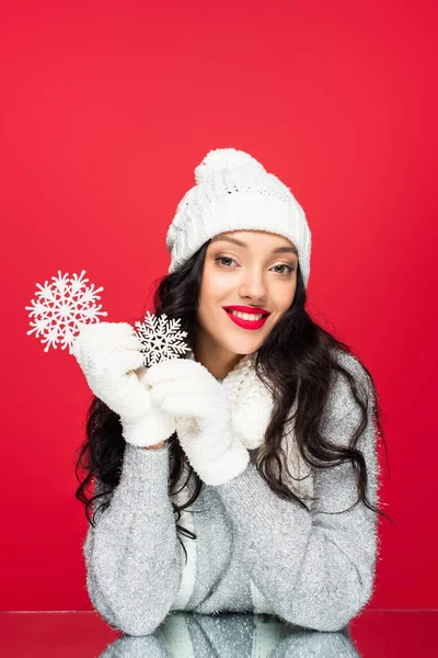 Счастливая Женщина Зимнем Наряде Декоративными Снежинками Изолированными Красном — стоковое фото