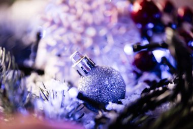 Arka planda bulanık dekoratif kar tanesi olan noel balosunun yakın görüntüsü