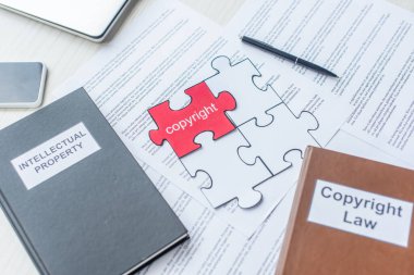 İş yerindeki kağıt ve kitaplarla telif hakkı harfleriyle yapboz