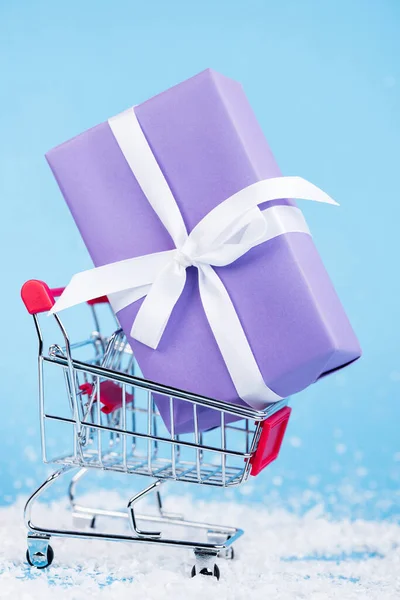 Close View Little Gift Shopping Trolley Blue Background New Year — Stock fotografie