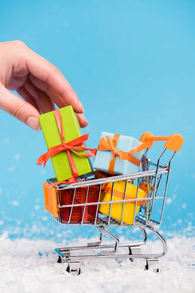 Cropped View Woman Hand Holding Little Gift Trolley Blue Background — Stock Photo, Image