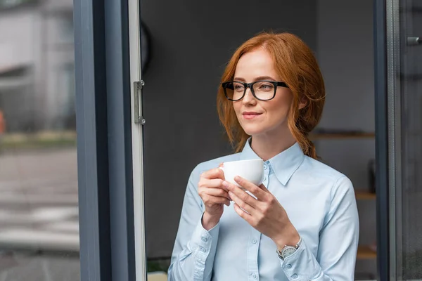 Femme Affaires Rousse Souriante Avec Tasse Café Regardant Loin Tout — Photo