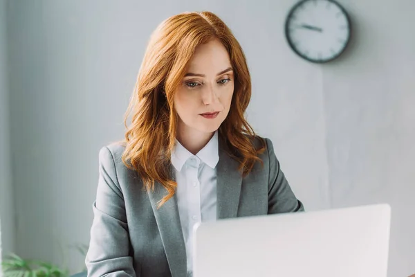 Gericht Zakenvrouw Zoek Naar Laptop Wazig Voorgrond — Stockfoto