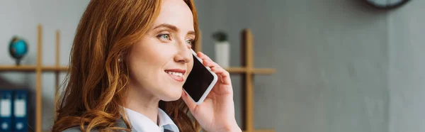 Sorridente Avvocato Donna Che Parla Sul Cellulare Distoglie Sguardo Sfondo — Foto Stock