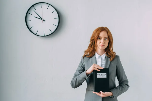 Advogada Ruiva Segurando Livro Com Letras Propriedade Intelectual Enquanto Está — Fotografia de Stock