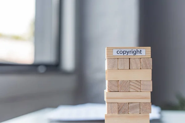 Blocos Madeira Torre Jogo Com Letras Direitos Autorais Sobre Fundo — Fotografia de Stock