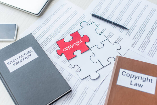 Пазлы с авторским правом на рабочем месте с бумажной работой и книгами