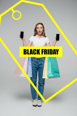 Elinde boş ekranlı akıllı telefonlar ve siyah Cuma harflerinin yanında alışveriş torbaları ve gri etiketli resimlerle şok olmuş bir kadın.