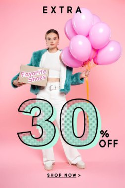 Genç bir kadın elinde en sevdiği ayakkabı ve balonlarla karton kutu tutarken pembe harflerde yüzde 30 daha indirim yapıyor. 