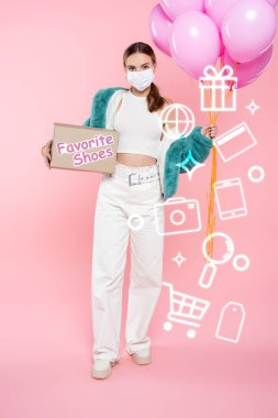 Tıbbi maskeli genç bir kadın en sevdiği ayakkabı kutusunu tutuyor ve pembe çizimlerin yanında balonlar var. 
