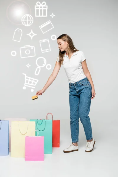 Jovem Segurando Cartão Crédito Perto Sacos Compras Ilustração Conceito Cinza — Fotografia de Stock