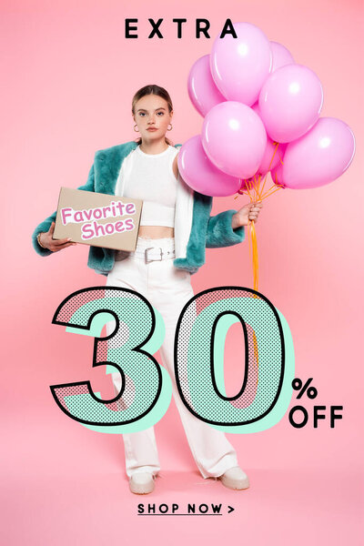 молодая женщина держит коробку с любимыми туфлями и воздушными шарами, стоя рядом с дополнительными 30 процентов скидки надписи на розовый 