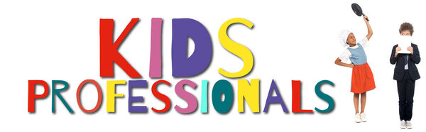 Африканский американец, притворяющийся домохозяйкой, держащий сковородку рядом с мальчиком в костюме рядом с детьми, профессионалы пишут на белом, баннер