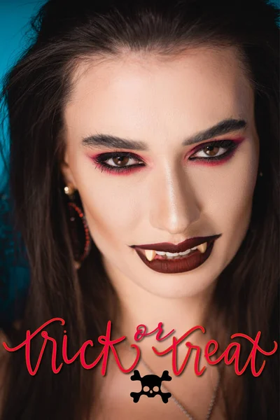 Vampier Met Zwarte Make Witte Enge Tanden Zoek Naar Camera — Stockfoto