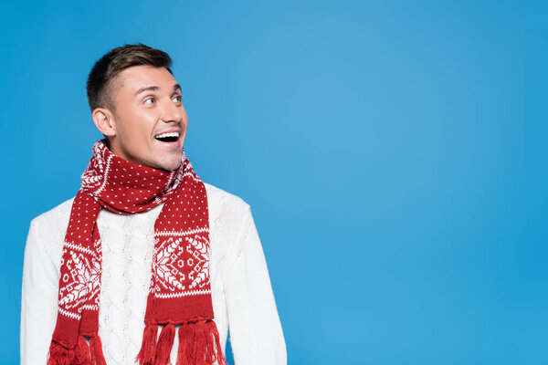 Человек с открытым ртом смотрит вдаль, изолированный на голубом