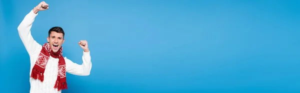 Opgewonden Man Met Gebaar Kijkend Naar Camera Geïsoleerd Blauw Banner — Stockfoto