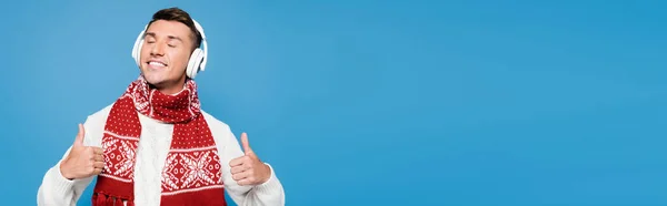 Hombre Feliz Con Los Ojos Cerrados Mostrando Los Pulgares Hacia —  Fotos de Stock