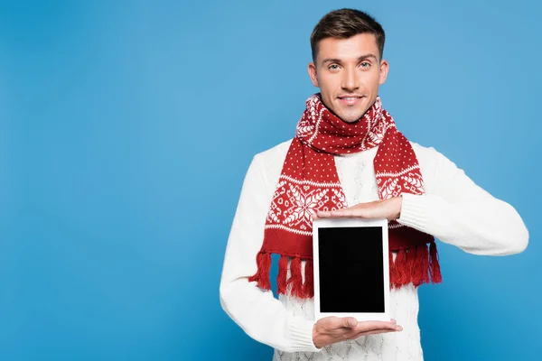 Glimlachende Man Met Gebreide Sjaal Trui Met Digitale Tablet Met — Stockfoto