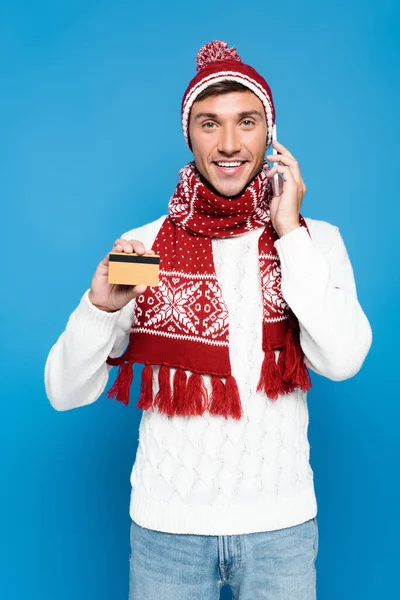 Sorrindo Homem Tampa Malha Falando Smartphone Mostrando Cartão Crédito Isolado — Fotografia de Stock