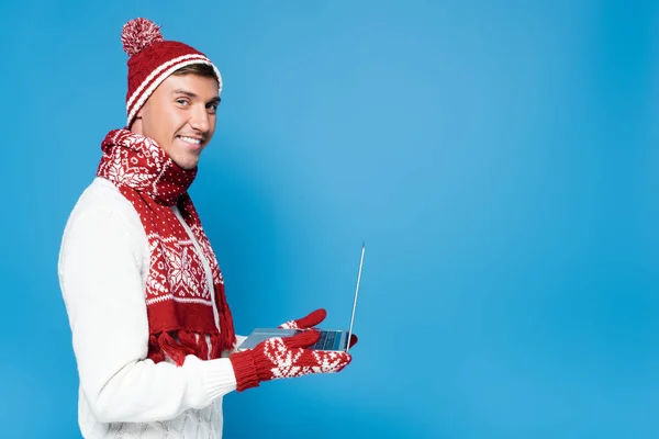 Homem Feliz Roupas Quentes Segurando Laptop Isolado Azul — Fotografia de Stock