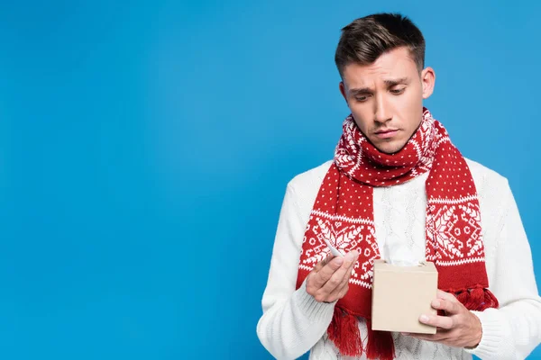 Hombre Adulto Joven Enfermo Molesto Mirando Termómetro Sosteniendo Caja Tejidos — Foto de Stock