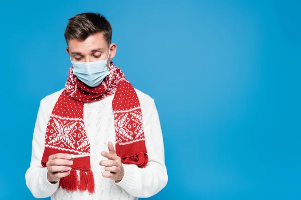 Pria Muda Bersyal Memakai Masker Medis Dan Melihat Termometer Terisolasi — Stok Foto