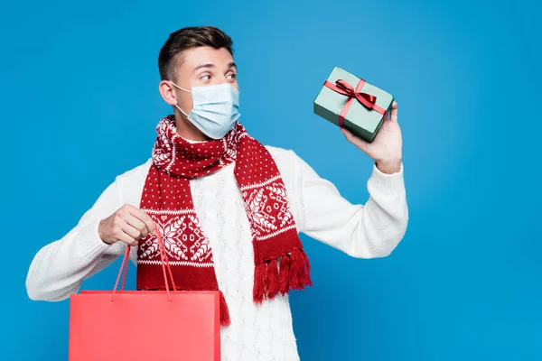 Giovane Uomo Adulto Indossando Maschera Medica Tenendo Piccola Scatola Regalo — Foto Stock