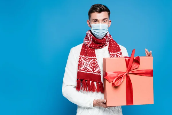 Young Adult Man Medical Mask Holding Gift Box Looking Camera — Stock Photo, Image