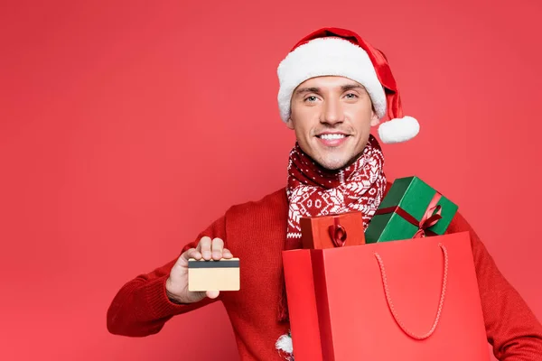 Glimlachende Man Santa Hoed Met Creditcard Boodschappentas Met Geschenkdozen Rode — Stockfoto