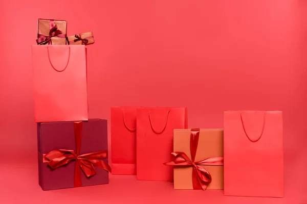 Coffrets Cadeaux Avec Arcs Sacs Provisions Sur Fond Rouge — Photo
