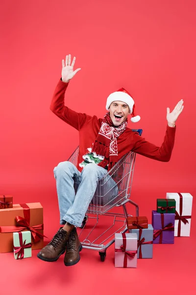 Hombre Alegre Suéter Sombrero Santa Sentado Carrito Compra Cerca Regalos — Foto de Stock