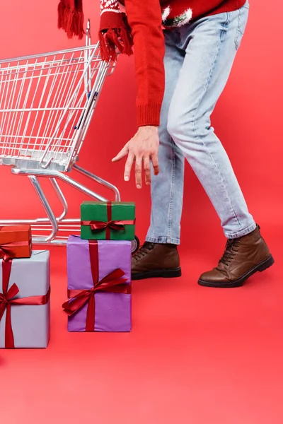 Vista Recortada Del Hombre Tirando Mano Las Cajas Regalo Cerca — Foto de Stock