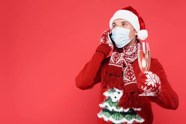 Man Santa Hatt Och Medicinsk Mask Talar Smartphone Och Hålla — Stockfoto