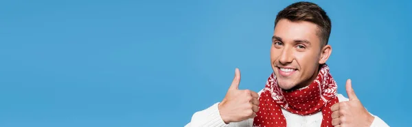 Homem Sorridente Cachecol Mostrando Como Gesto Isolado Azul Banner — Fotografia de Stock