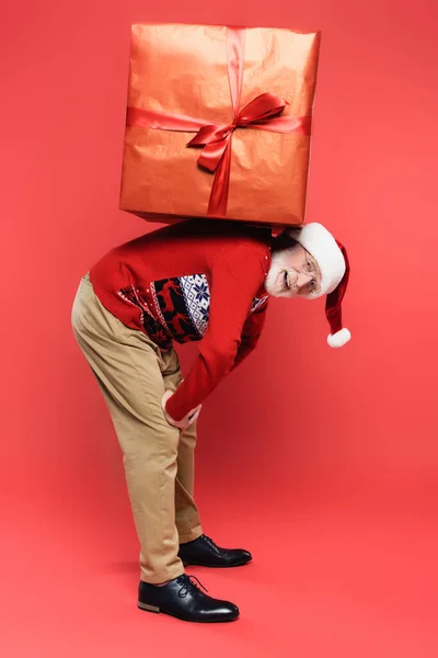Homem Sênior Positivo Suéter Chapéu Santa Olhando Para Câmera Enquanto — Fotografia de Stock