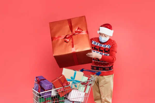 Elderly Man Santa Hat Medical Mask Holding Gift Shopping Cart — Stock Photo, Image