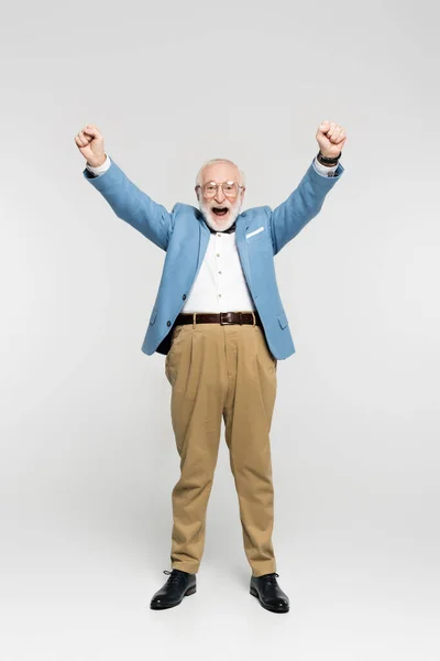 Hombre Mayor Excitado Chaqueta Azul Anteojos Mostrando Gesto Sobre Fondo — Foto de Stock