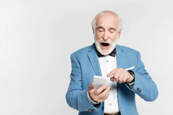 Homme Âgé Excité Pointant Doigt Smartphone Sur Avant Plan Flou — Photo