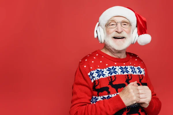 Homem Sênior Positivo Chapéu Santa Suéter Ouvindo Música Fones Ouvido — Fotografia de Stock