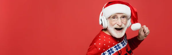 Alegre Hombre Mayor Sombrero Santa Auriculares Bailando Aislado Rojo Pancarta —  Fotos de Stock